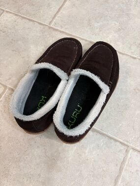 KURU women’s Brown Faux-Shearling Slippers